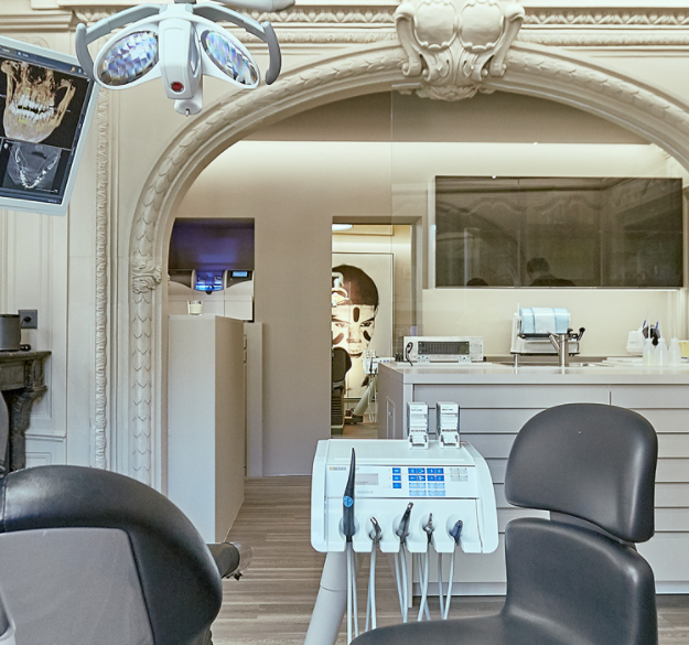 Behandlungsraum einer Zahnarztpraxis mit Behandlungsstühlen & technischen Ausstattung 