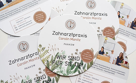 runde Flyers mit Logo und aktuelle Informationen von einer Zahnarztpraxis