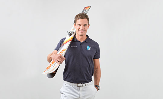 Dr. Goebel trägt Skier