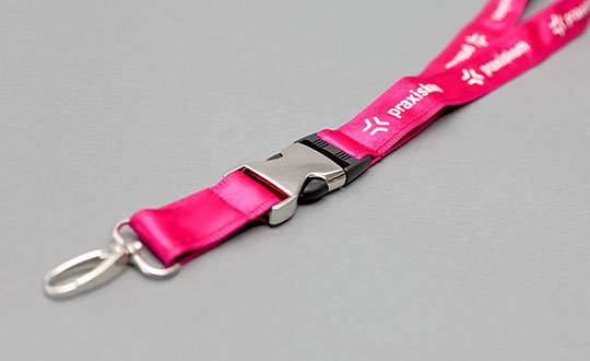 rosa Schlüsselband mit Logo von praxiskom drauf