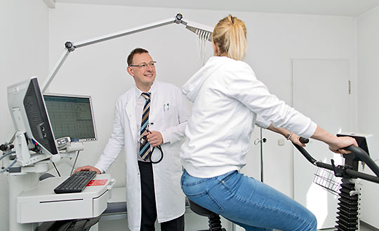  Kardiologe in Behandlung mit einer Patientin