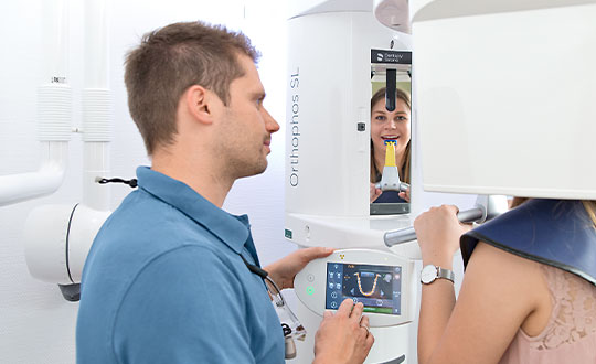 Zahnarzt mit einer Patientin am 3D-Scanner