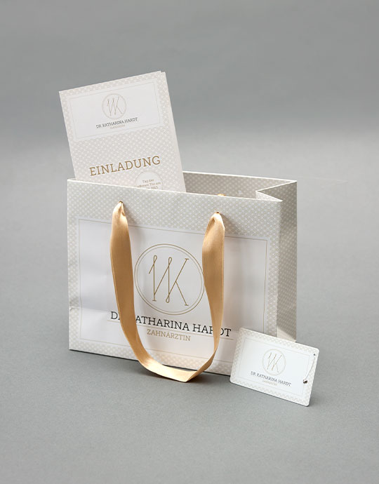 Tragetasche mit Logo einer Praxis drauf und Give-Aways innen