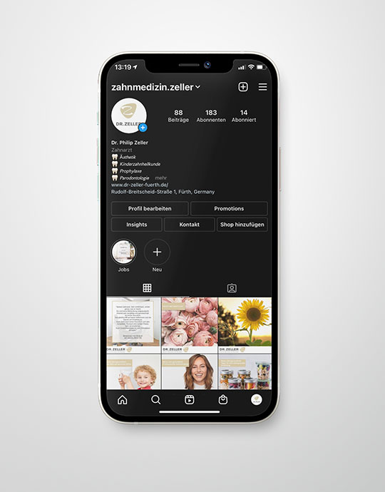 Präsentation einer Instagram Kampagne eines Zahnarztes auf Mobil